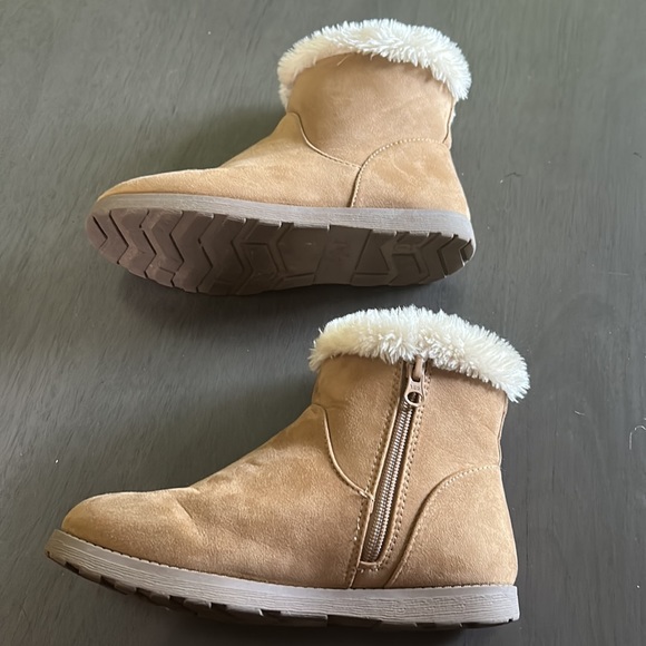 🌖 Cat & Jack size 8 tan faux suede faux fur trimmed ankle boot - Picture 6 of 8